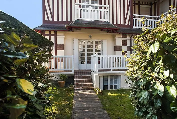 Petit Souplex Dans L\'Hypercentre De Cabourg 80 M De La Mer A Pied